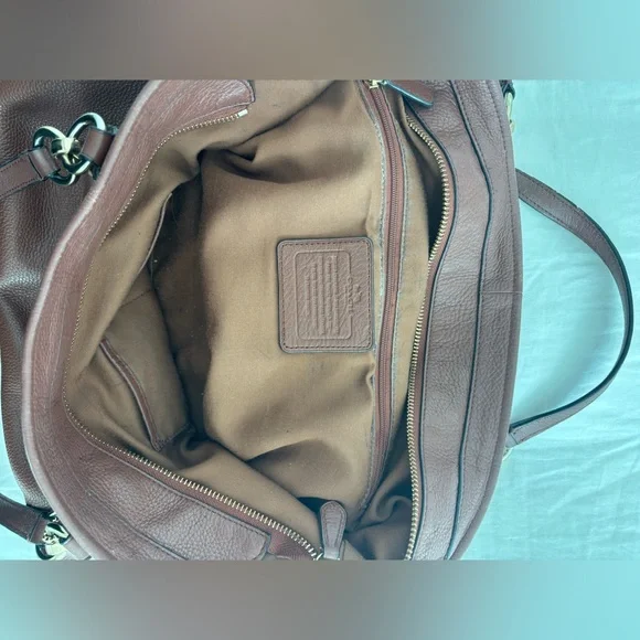 Beautiful Pebbled Leather Coach bag with Gold Details: - Picture 14 of 15